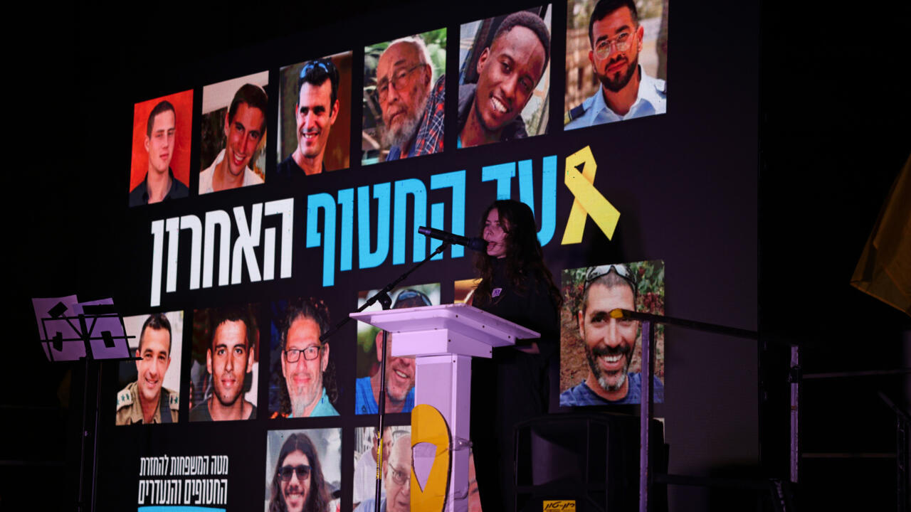 Des Israéliens participent à une manifestation devant la résidence du Premier ministre israélien à Jérusalem, le 18 octobre 2025, appelant à la restitution de tous les corps des otages détenus à Gaza par le groupe armé palestinien Hamas © AHMAD GHARABLI / AFP