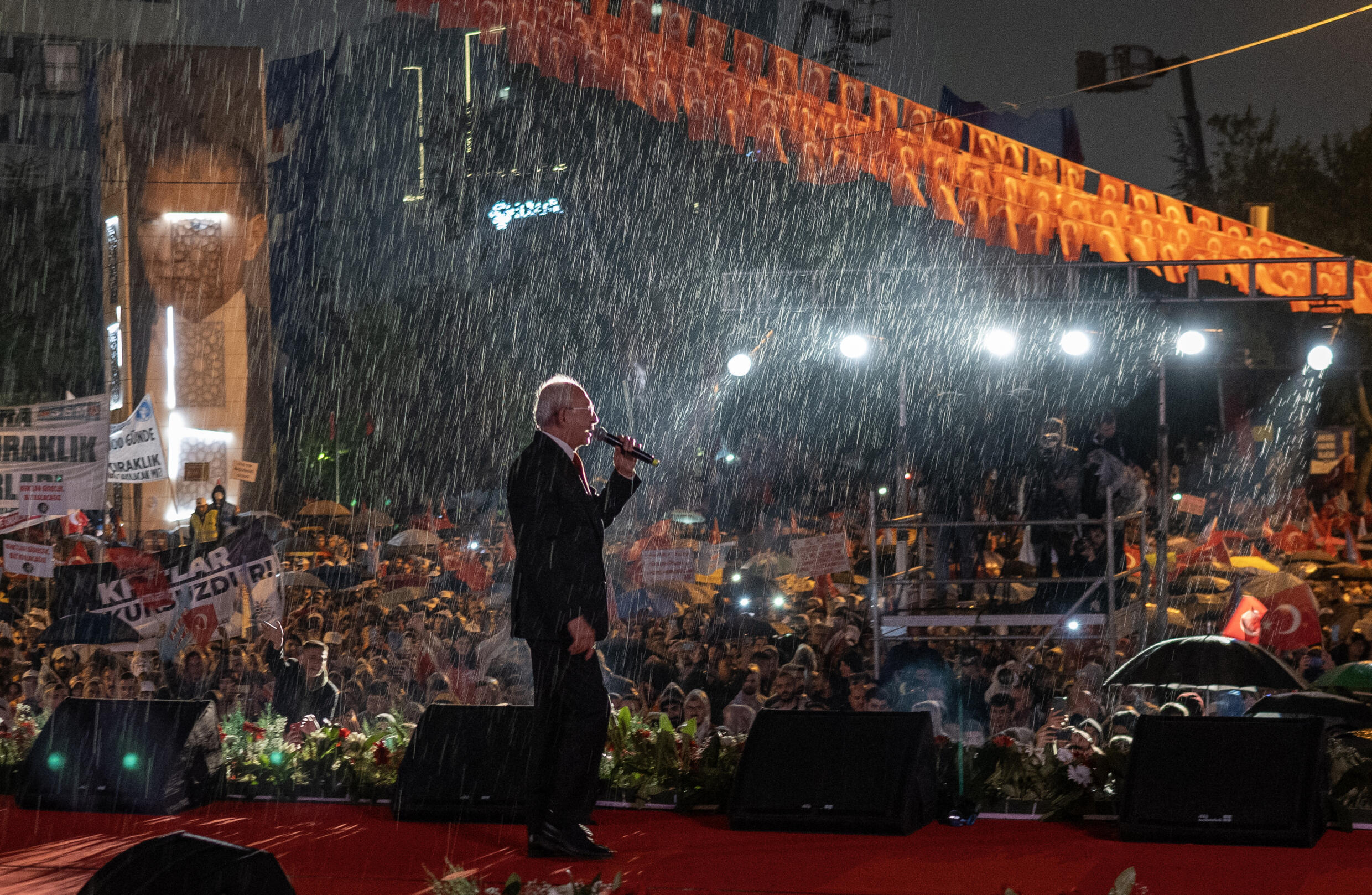 Erdogan leads prayers on the eve of the struggle for political life 3 Opposition leader Kemal Kilicdaroglu wore bulletproof vests as a security measure