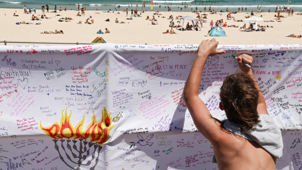 وقفت أستراليا دقيقة صمت على أرواح ضحايا إطلاق النار على شاطئ بوندي