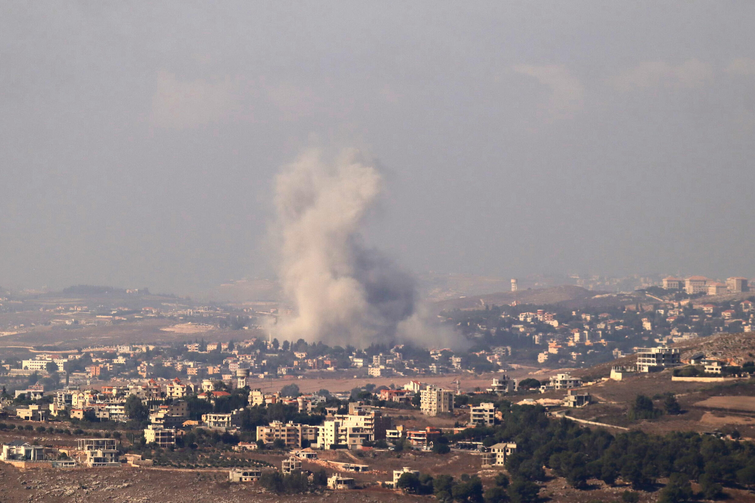 Une colonne de fumée s'élève au dessus du village de Kfar Tibinit dans le sud du Liban après une frappe isarélienne le 13 octobre 2024.