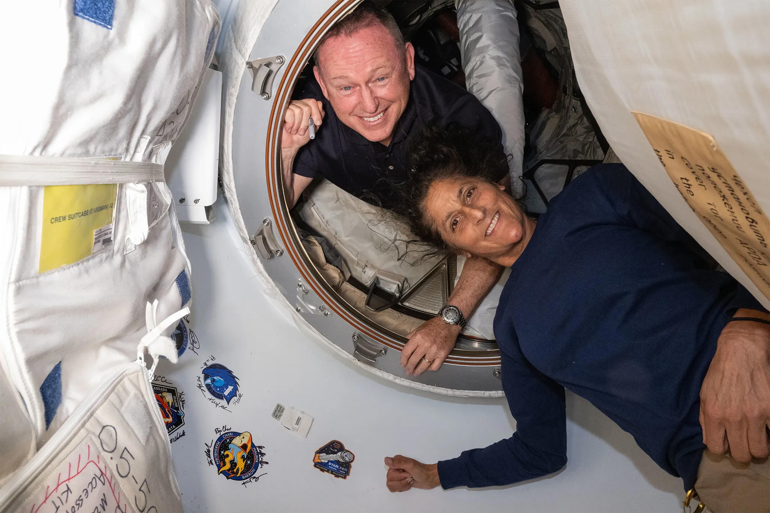 Photo non datée de la Nasa diffusée le 2 juillet 2024 des astronautes Butch Wilmore et Suni Williams (d) à l'intérieur du vestibule entre le port avant du module Harmony de la Station spatiale interna