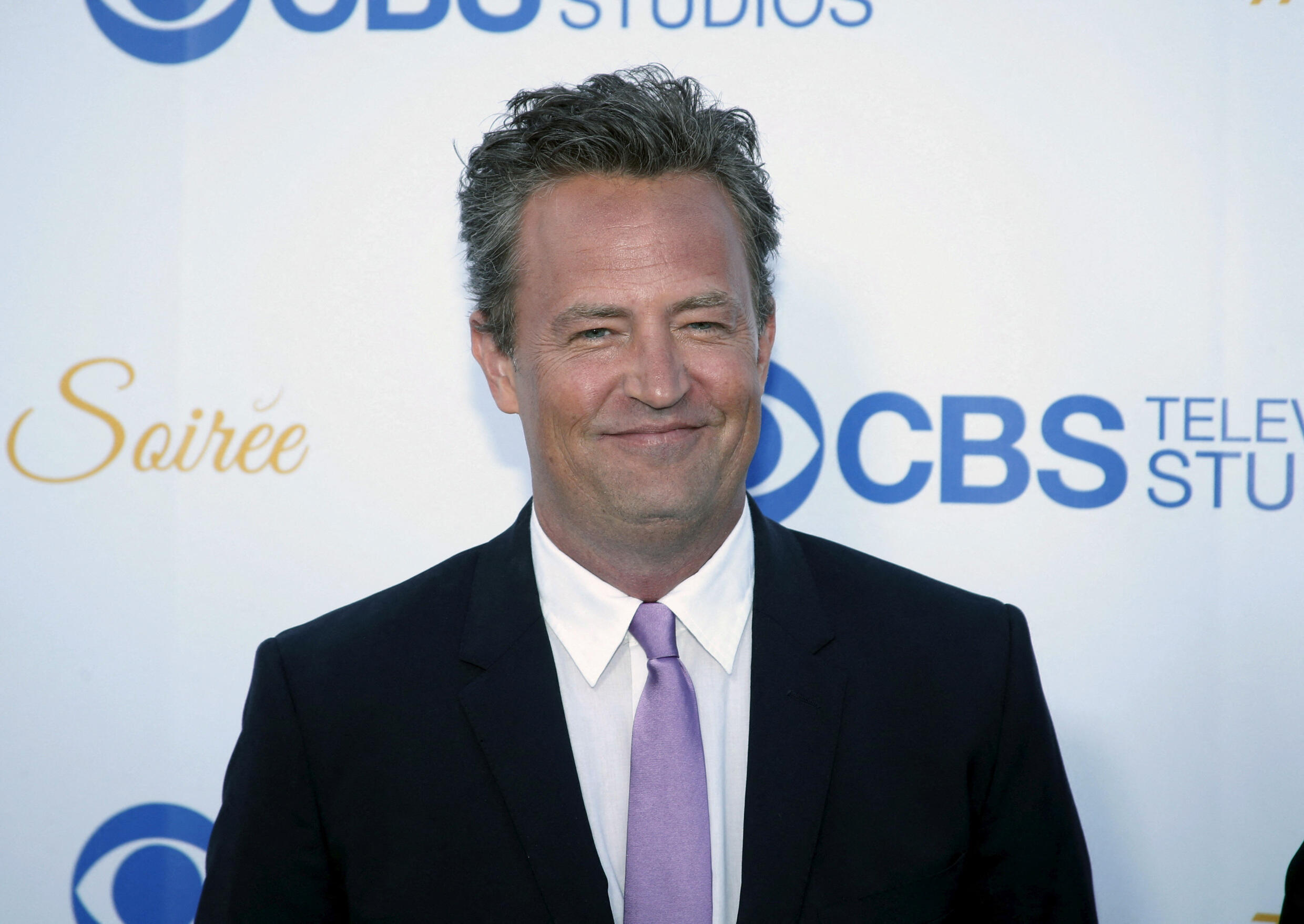 El actor Matthew Perry  murió a los 54 años en octubre de 2023 por "efectos agudos" de la ketamina y otros factores que le hicieron perder el conocimiento y ahogarse en su jacuzzi, según un informe de autopsia de diciembre de 2023.