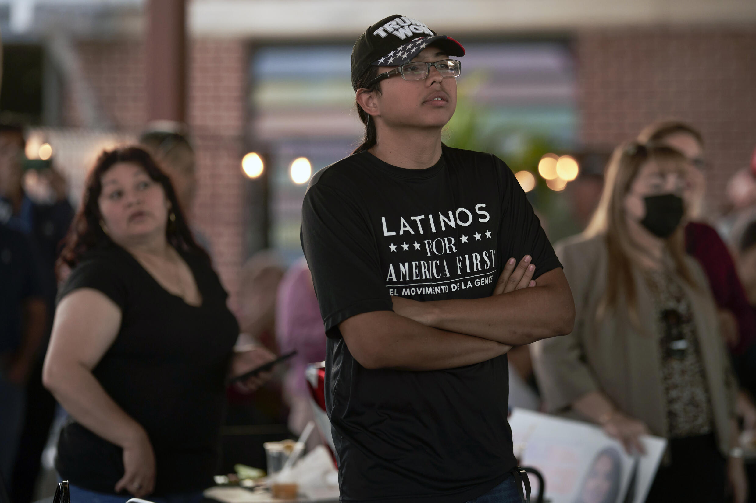 Un homme portant un T-shirt qui dit, "Latinos pour l'Amérique d'abord" Participez à un rassemblement à McAllen, Texas, le 10 octobre 2022