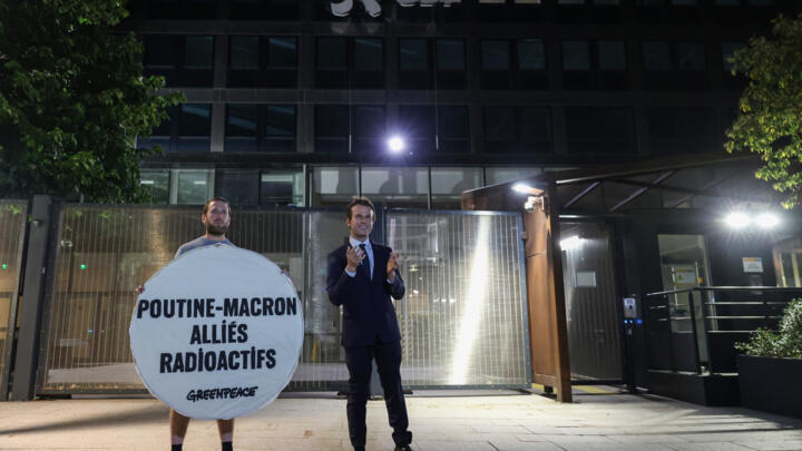 Greenpeace activists stole a 40,000-euro statue of President Emmanuel Macron from the Grevin Museum and placed it in front of the Russian embassy.