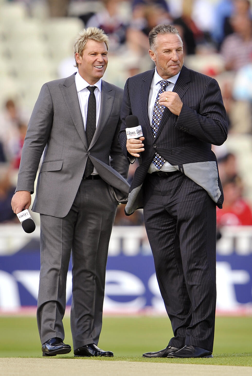 Former cricketing greats Shane Warne (L) and Ian Botham (R) played in some memorable Ashes contests
