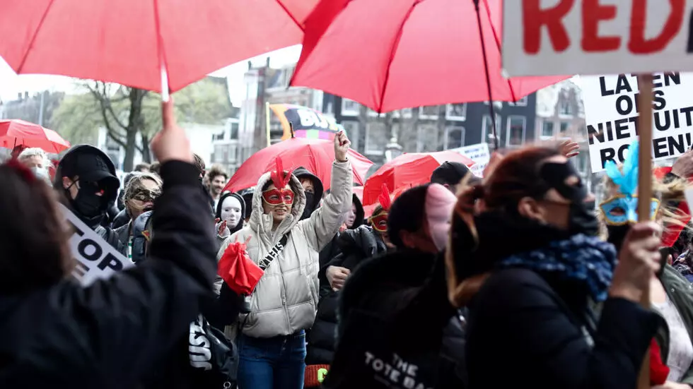 Amsterdam’s sex workers protest against plans to close red light district 🍑🍆