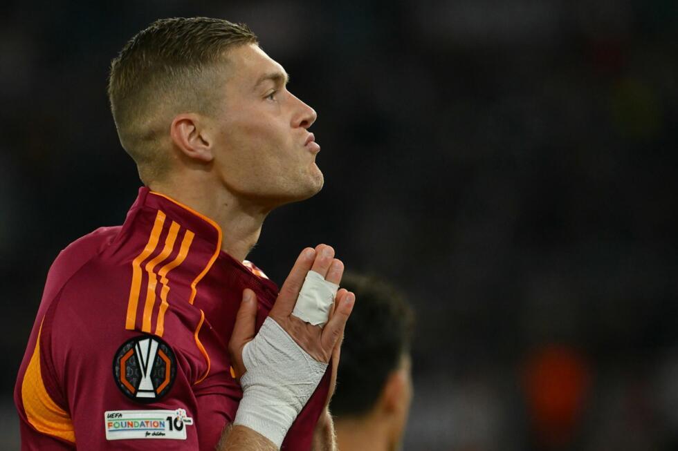 L'attaquant ukrainien Artem Dovbyk dépité après sa deuxième tentative sur penalty stoppée par le gardien lillois au stade olympique de Rome, le 2 octobre 2025