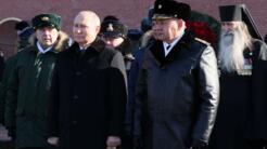 El presidente ruso Vladimir Putin y el ministro de Defensa, Serguei Shoigu, participan en una ceremonia en la Tumba del Soldado Desconocido junto al Muro del Kremlin, en el Día del Defensor de la Patria, en Moscú, Rusia, el 23 de febrero de 2023.