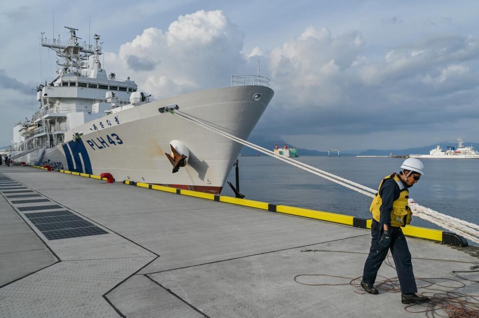Un matelot vérifie les cordages du navire Asanagi après des exercices maritimes au large de la ville japonaise de Kagoshima, le 20 juin 2025, le 20 juin 2025