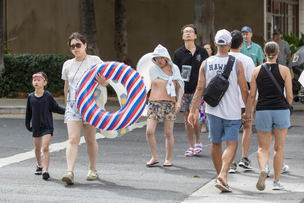 Des personnes quittent la plage dans l'île hawaïenne d'Oahu après une alerte au tsunami, le 29 juillet 2025.