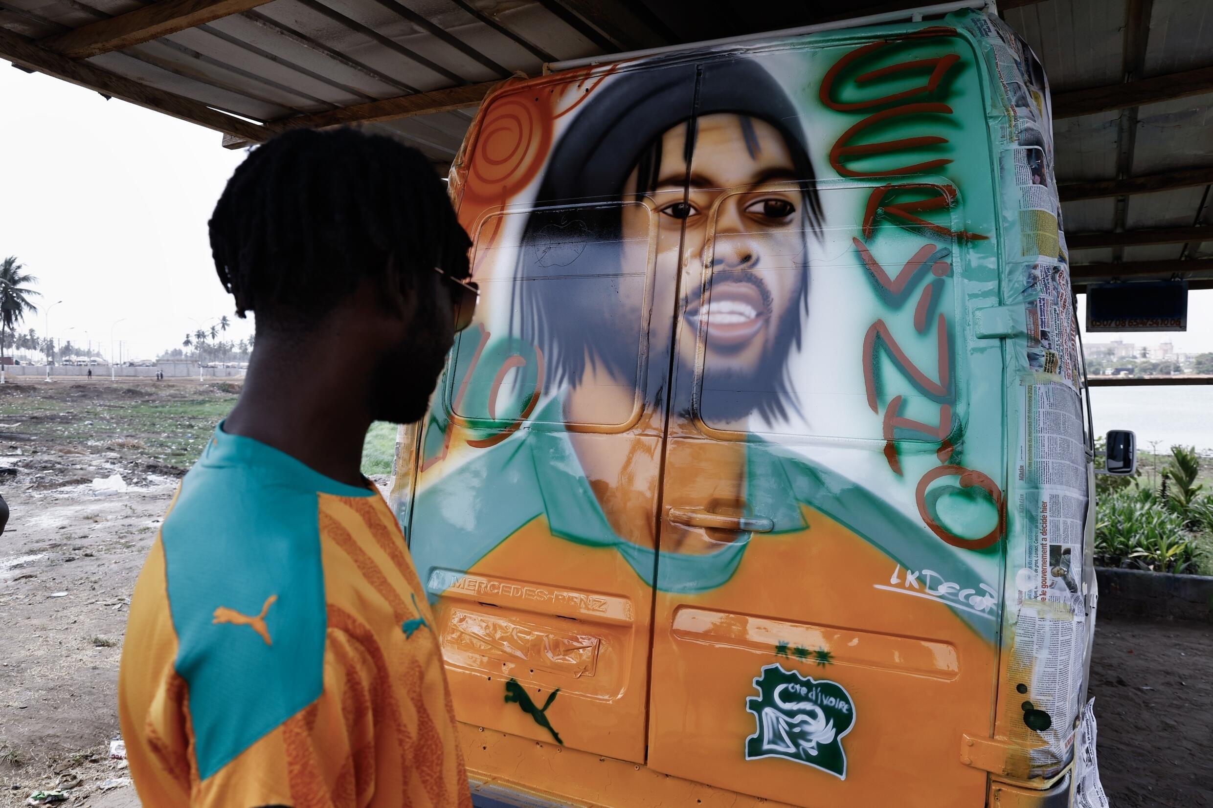 L'effigie de l'ex-star du foot ivoirien Gervinho peinte sur un taxi collectif "Massa", à Yamoussoukro, le 25 janvier 2024