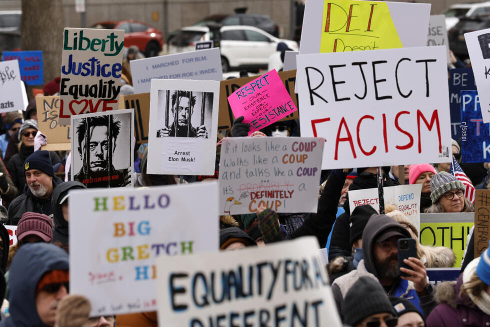 Manifestation contre le président américain Donald Trump et le "Doge", la commission confiée à Elon Musk, devant le ministère américain du Travail, à Washington, le 5 février 2025.