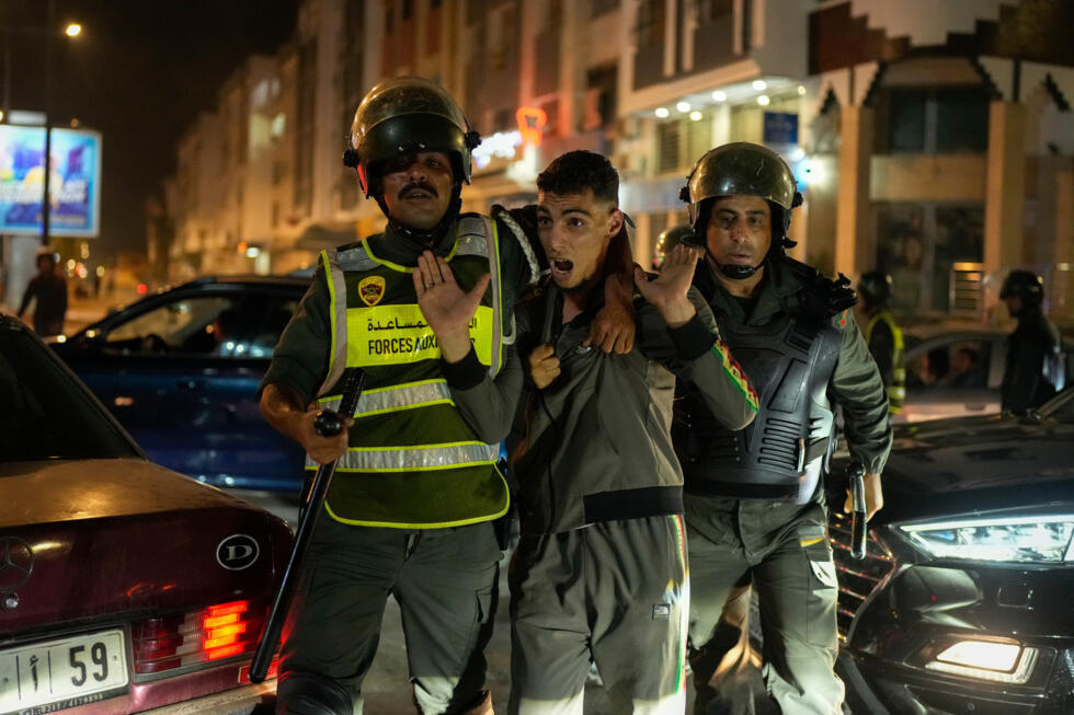 Un joven es detenido por la policía en Salé, Marruecos, el 1 de octubre de 2025.