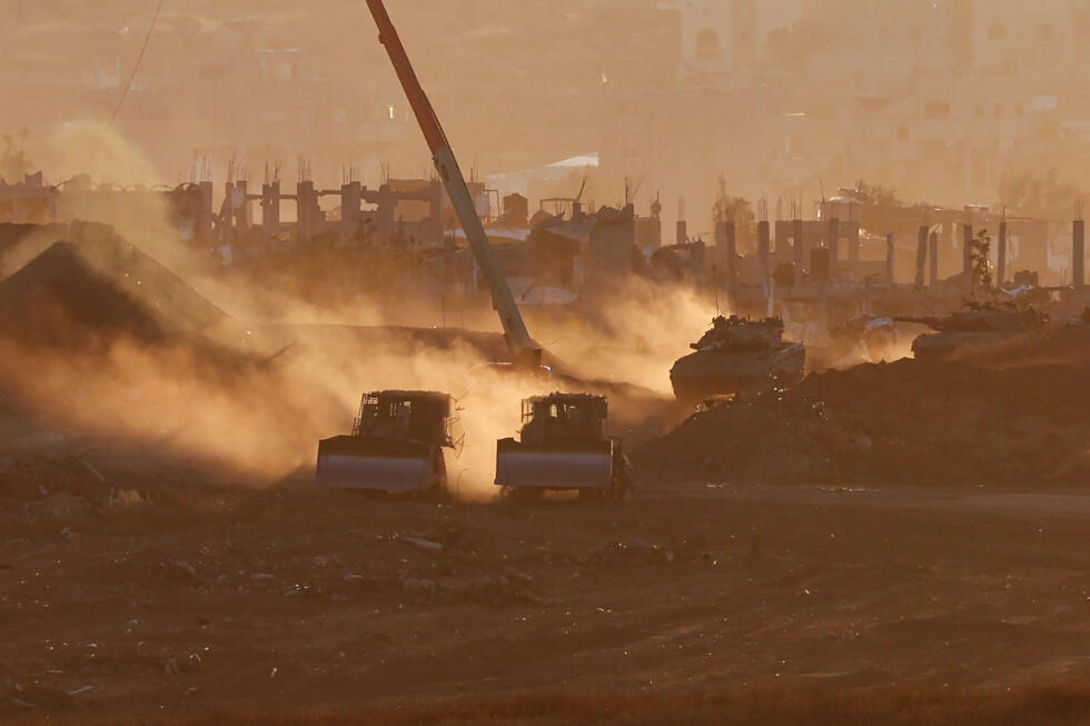 Des véhicules de l'armée israélienne sont déployés sur une position près de la frontière d'Israël avec la bande de Gaza, le 6 mai 2025