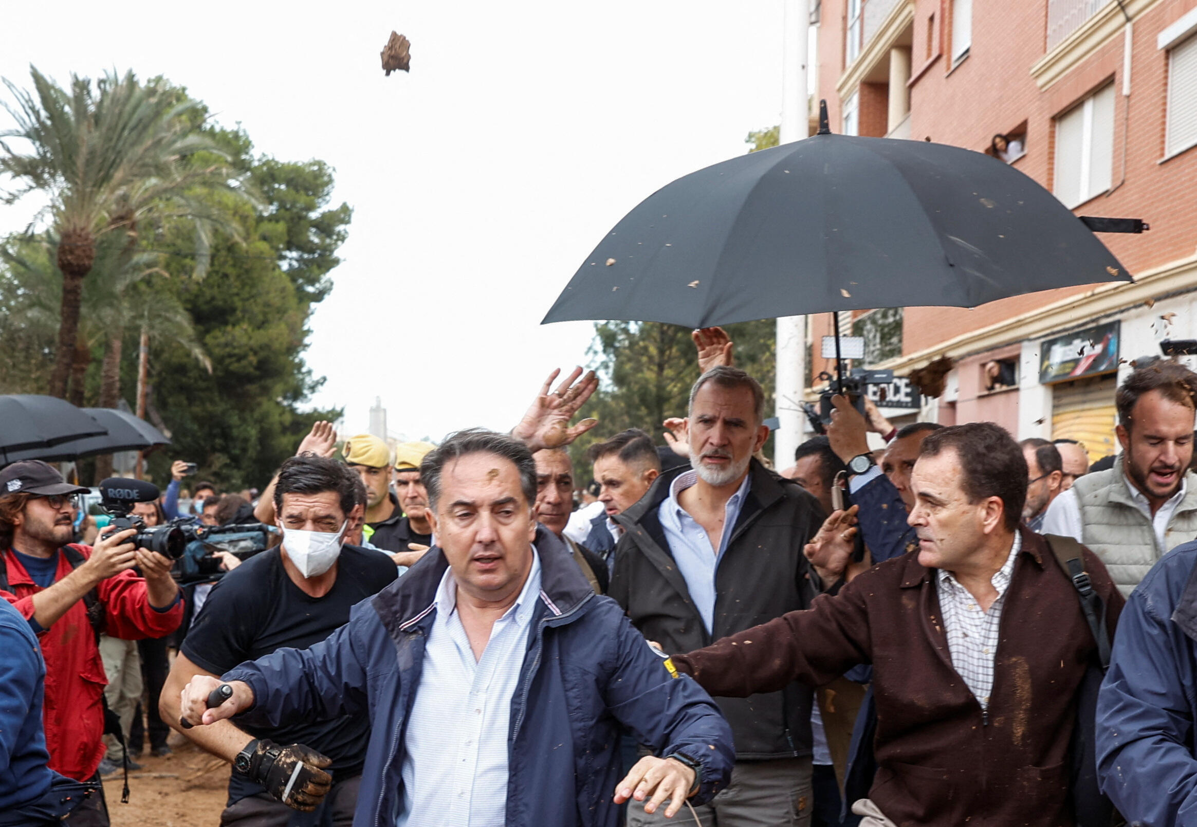 Varias personas arrojan barro al rey Felipe de España, tras las fuertes lluvias que provocaron inundaciones, mientras visita Paiporta, cerca de Valencia, España, 3 de noviembre de 2024.