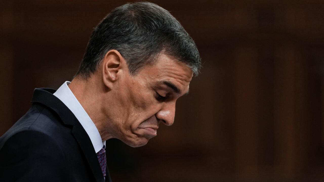 Un acorralado Pedro Sánchez comparece ante el Congreso: ¿tiene las horas contadas?