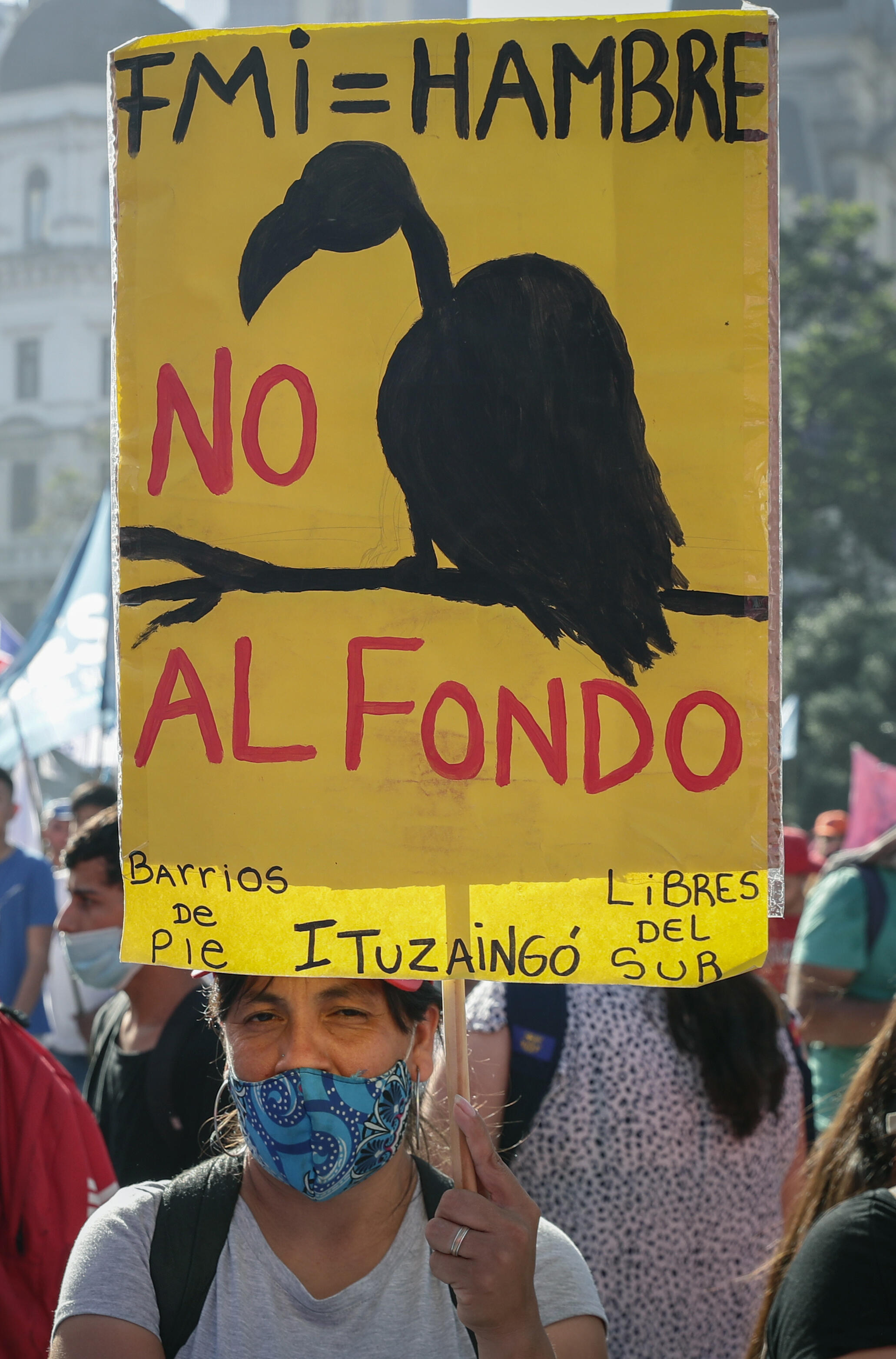 Manifestantes protestan en contra de un acuerdo del gobierno del presidente Alberto Fernández con el Fondo Monetario Internacional, el 11 de diciembre de 2021 en Buenos Aires