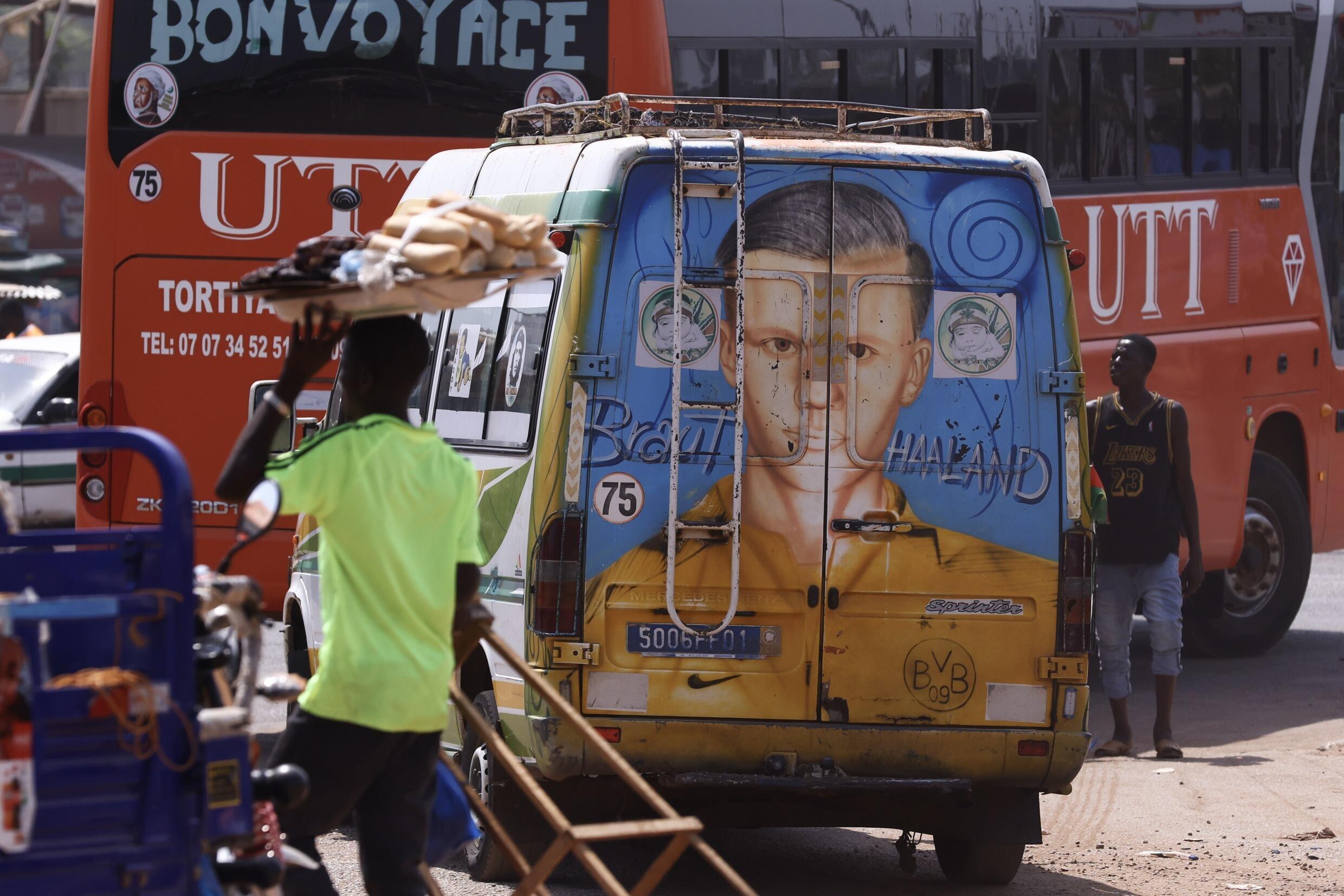 L'effigie de l'attaquant norvégien Erling Haaland peinte sur un taxi collectif "Massa", à Yamoussoukro, le 25 janvier 2024