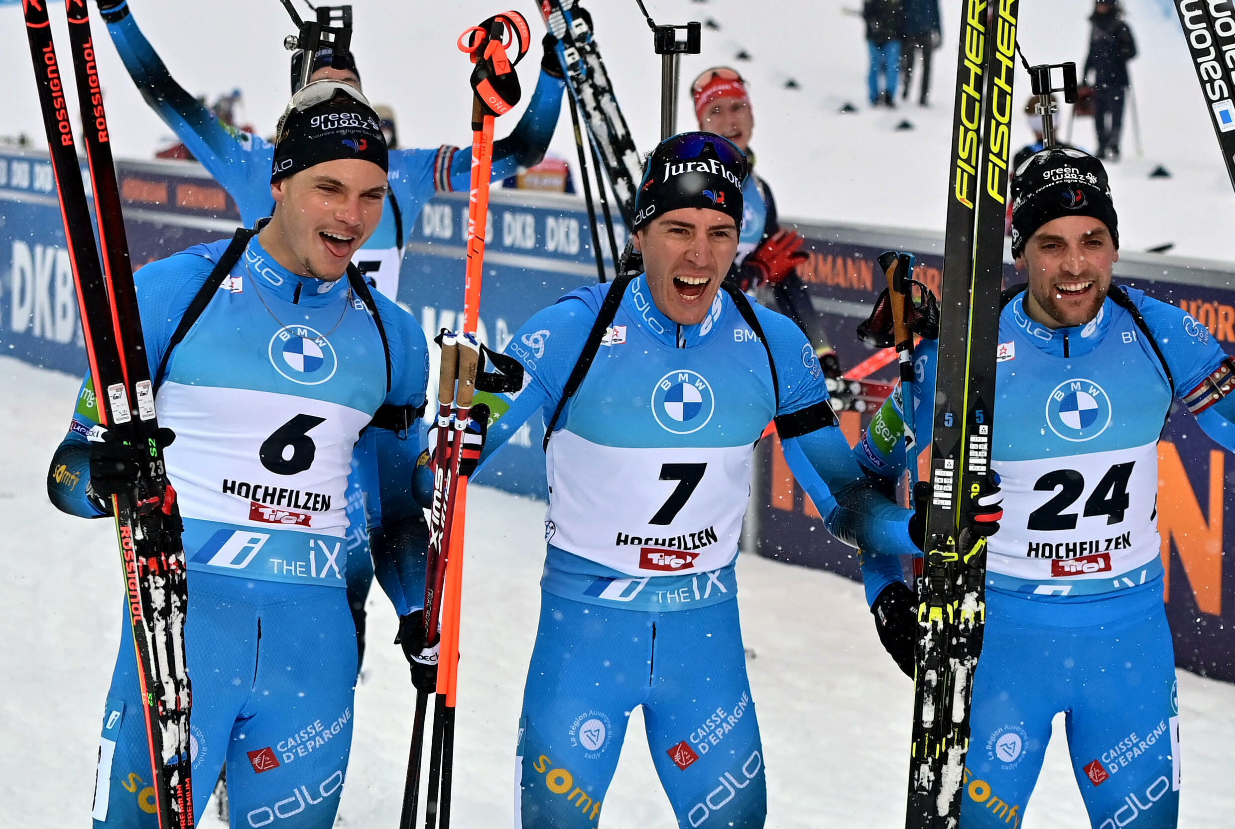 Quentin Fillon-Maillet, vainqueur de la poursuite d'Hochfilzen (Autriche), pose, entouré d'Emilien Jacquelin (g, 2e) et Simon Desthieux (4e), le 11 décembre 2021