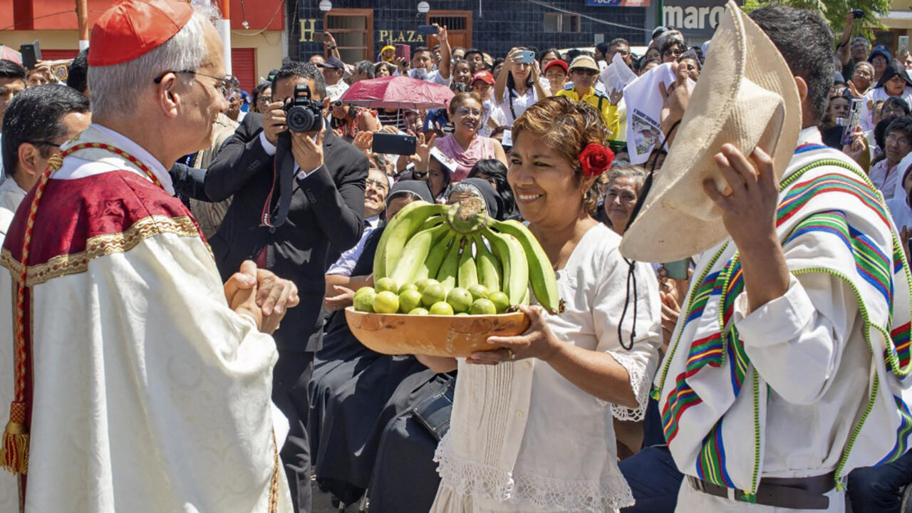 Esta fotografía difundida el 8 de mayo de 2025 por la agencia de noticias peruana Andina muestra al entonces obispo Robert Francis Prevost durante una visita a Chulucanas, Perú, en 2024.