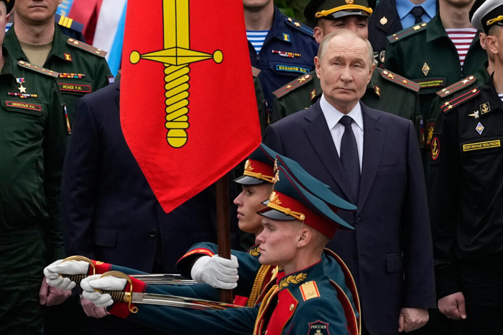 Le président russe Vladimir Poutine (C), le 22 juin 2025 à Moscou, lors des cérémonies du 84e anniversaire de l'invasion de l'Union soviétique par les Nazis en 1941
