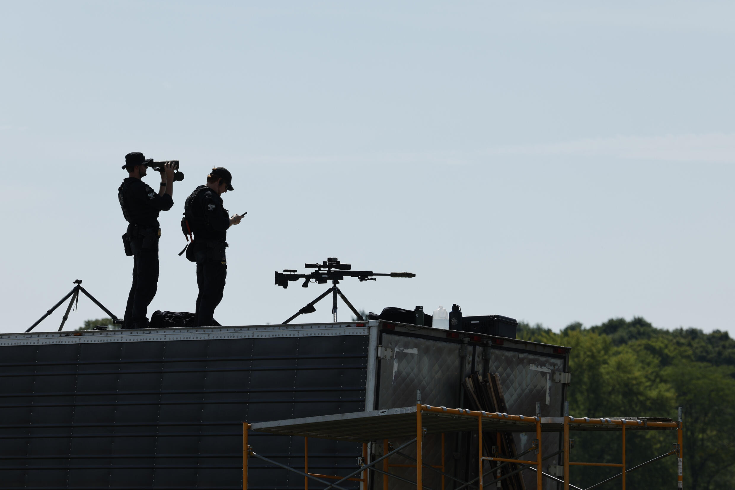 Des tireurs de précision du Secret Service, chargé de la protection des hautes personnalités politiques américaines, surveillent les environs au moment où K
Joe Biden arrive au port de Baltimore (Maryland), le 29 octobre 2024