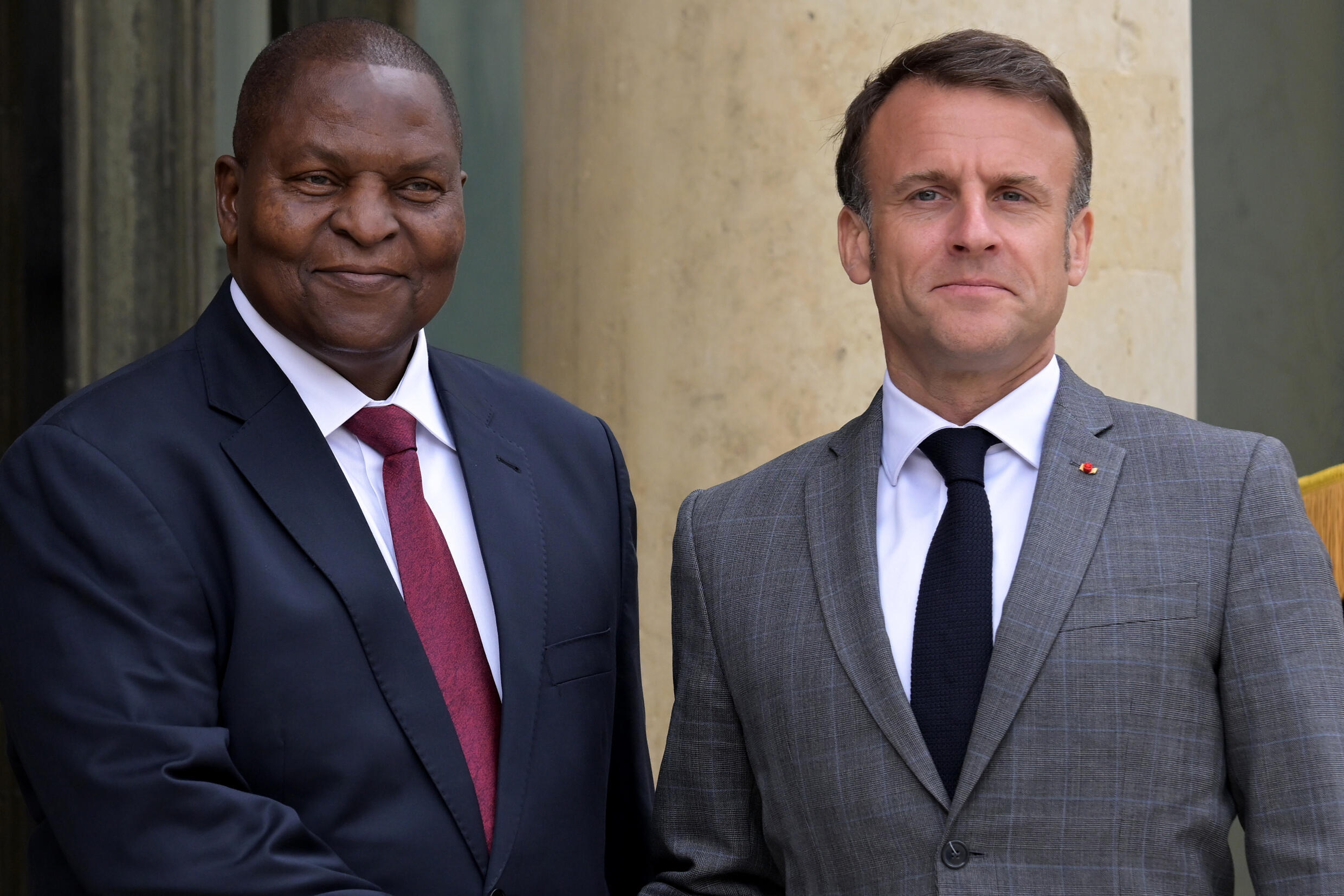 Le président Emmanuel Macron (d) reçoit son homologue centrafricain Faustin-Archange Touadéra à l'Elysée, le 17 avril 2024 à Paris