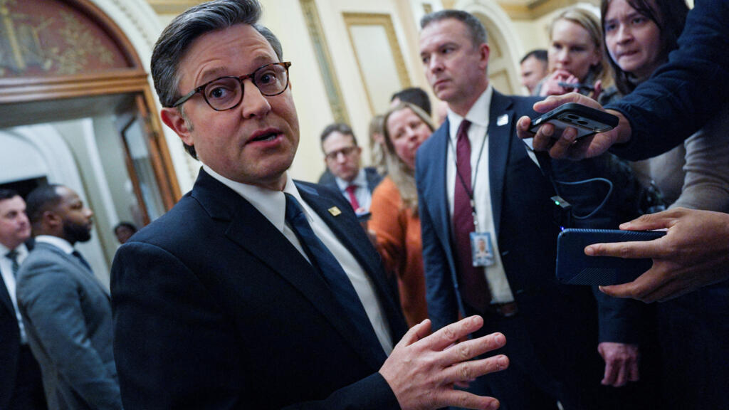 ترامب يوقع مشروع قانون تمويل بقيمة 1.2 تريليون دولار لإنهاء إغلاق الحكومة