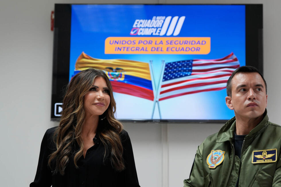 La secretaria de Seguridad Nacional de Estados Unidos, Kristi Noem, y el presidente de Ecuador, Daniel Noboa, recorren la base aérea Eloy Alfaro en Manta, Ecuador, el 5 de noviembre de 2025.