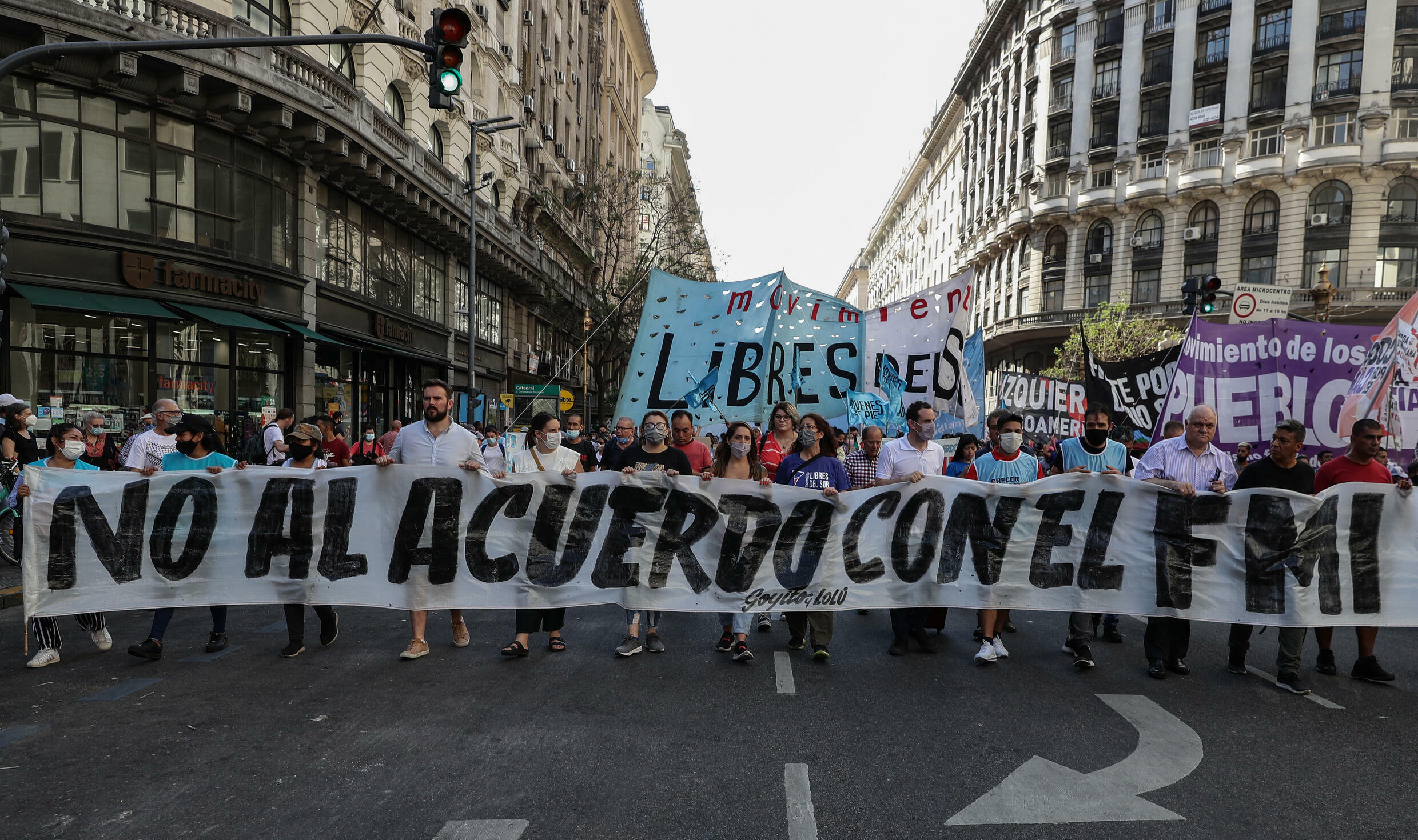 Manifestantes protestan en contra de un acuerdo del gobierno del presidente Alberto Fernández con el Fondo Monetario Internacional, el 11 de diciembre de 2021 en Buenos Aires
