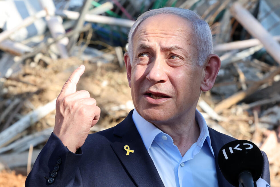Le Premier ministre israélien Benjamin Netanyahu s'exprime lors d'une visite de l’Institut Weizmann des sciences de Rehovot, dans le centre du pays, touché par une frappe iranienne, le 20 juin 2025

to the site of the Weizmann Institute of Science, which was hit by an Iranian missile barrage, in the central city of Rehovot on June 20, 2025.