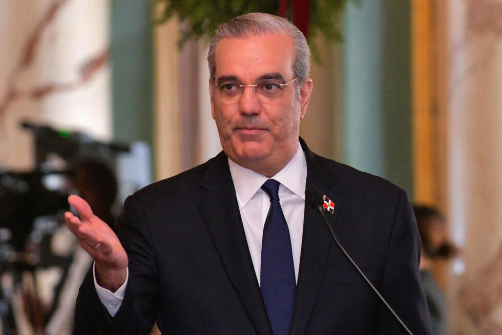 Le président de la République dominicaine, Luis Abinader, ors d'une conférence de presse après une rencontre avec le secrétaire américain à la Défense, Pete Hegseth, au Palais national de Saint-Domingue, le 26 novembre 202