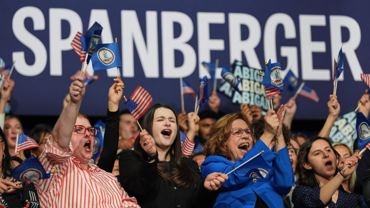 Votantes aplauden a la demócrata Abigail Spanberger, quien habla en el escenario, tras ganar la contienda por la gobernación de Virginia, el 4 de noviembre de 2025.