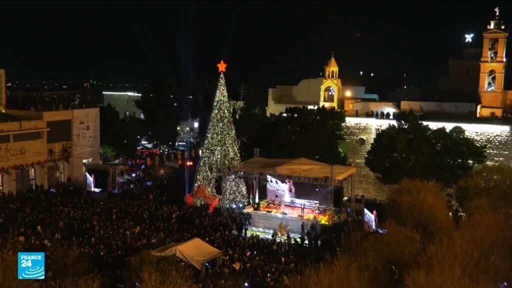 بيت لحم: شجرة الميلاد تضيء ساحة المهد رغم الجراح