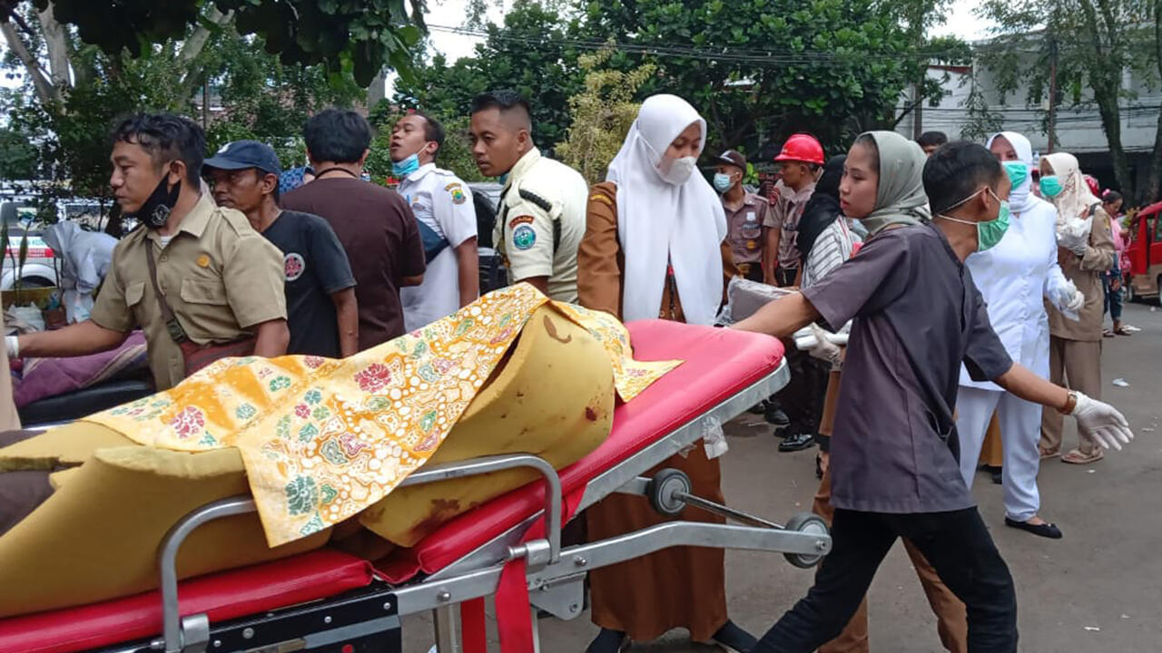 Shallow, 5.6 magnitude quake kills dozens in Java, Indonesia