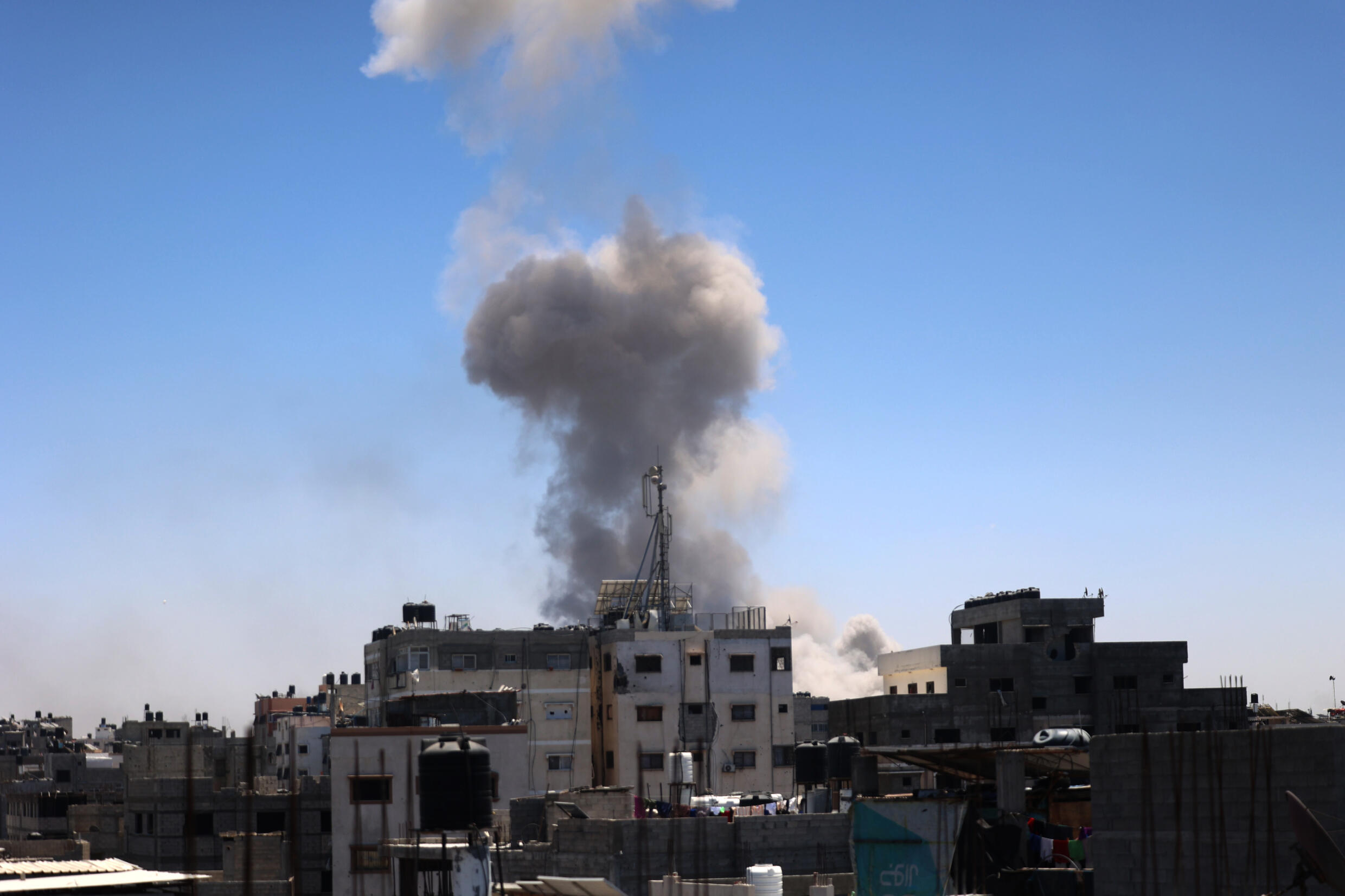 Un nuage de fumée s'élève d'une zone ciblée par des bombardements israéliens dans le quartier de Choujaïya, dans la ville de Gaza, le 3 juillet 2024