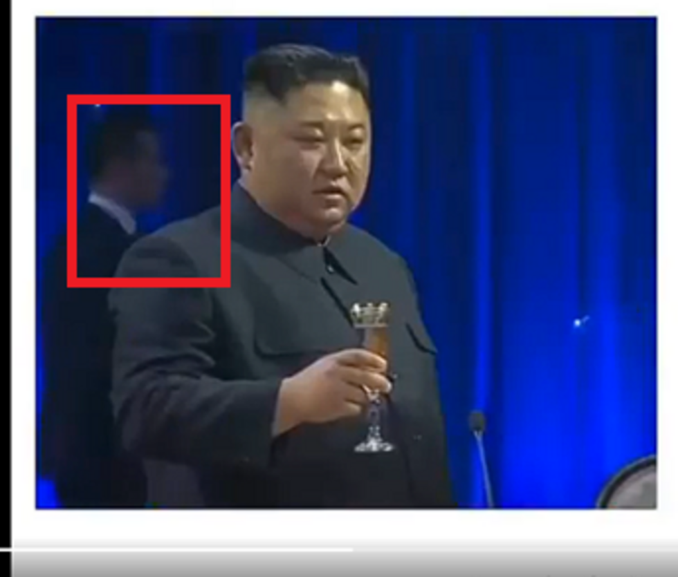 À la seconde 5, un homme marche en reculant, ce qui a été perçu par des internautes comme une preuve que la vidéo de Kim Jong-un et de Vladimir Poutine refusant de boire était factice. Si la vidéo a bien été manipulée, ce moment de la séquence est réel.