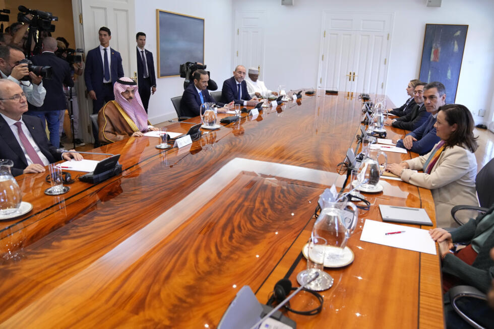 Pedro Sánchez (al centro a la derecha) preside una reunión del Grupo de Contacto árabe-islámico, que busca viabilizar la solución de dos Estados. Madrid, 29 de mayo de 2024. Un día antes había otorgado el reconocimiento al Estado Palestino.