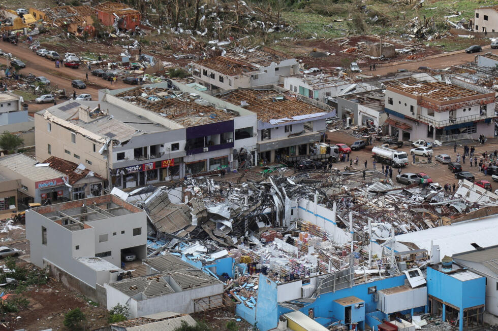 Una vista aérea muestra los edificios dañados tras el paso de un tornado por Río Bonito do Iguaçu, en el estado brasileño de Paraná, el 8 de noviembre de 2025.
