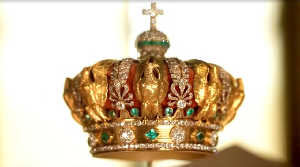 La corona de la emperatriz francesa Eugenia, que fue objeto de un robo en el Museo del Louvre de París el 19 de octubre de 2025, pero que se cayó durante la huida de los ladrones.
