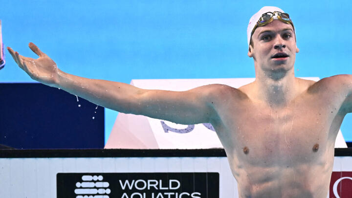 Léon Marchand smashes 200m IM world record