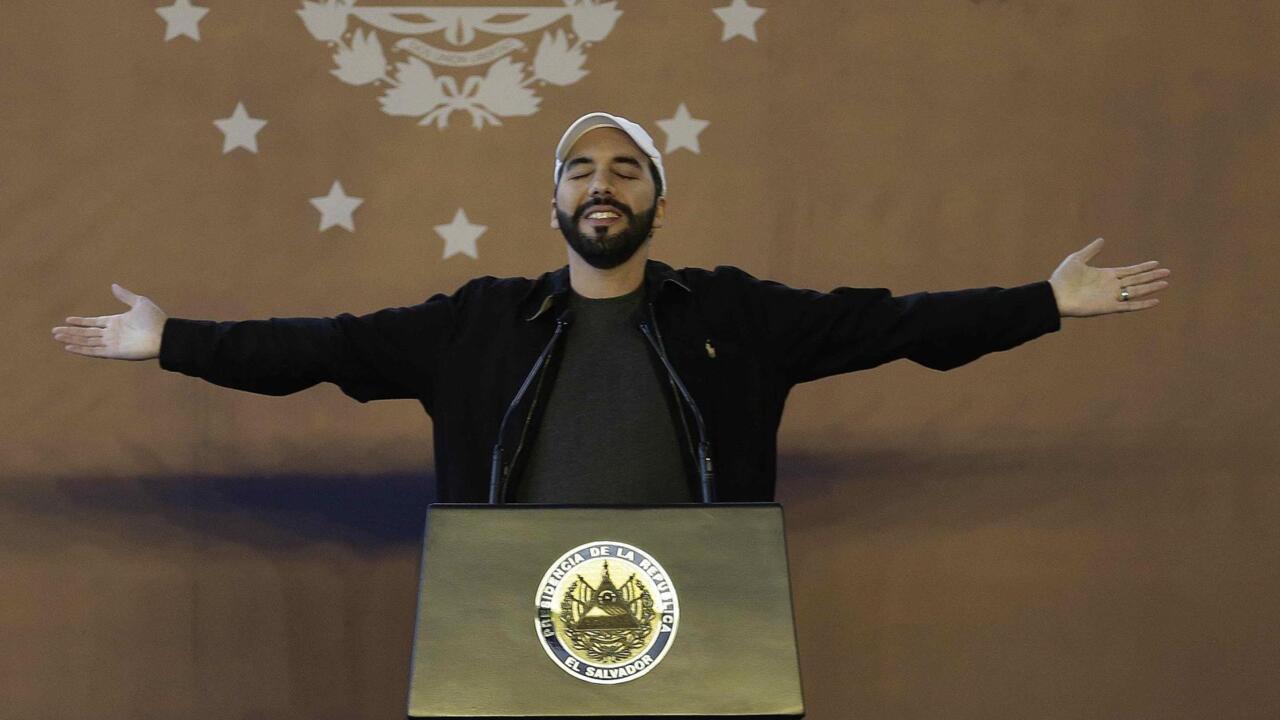 Archivo. El presidente Nayib Bukele dirige un discurso en el centro escolar del caserío El Mozote, localidad donde en 1980 se perpetró una masacre en contra de la población civil, hoy en Meanguera (El Salvador).