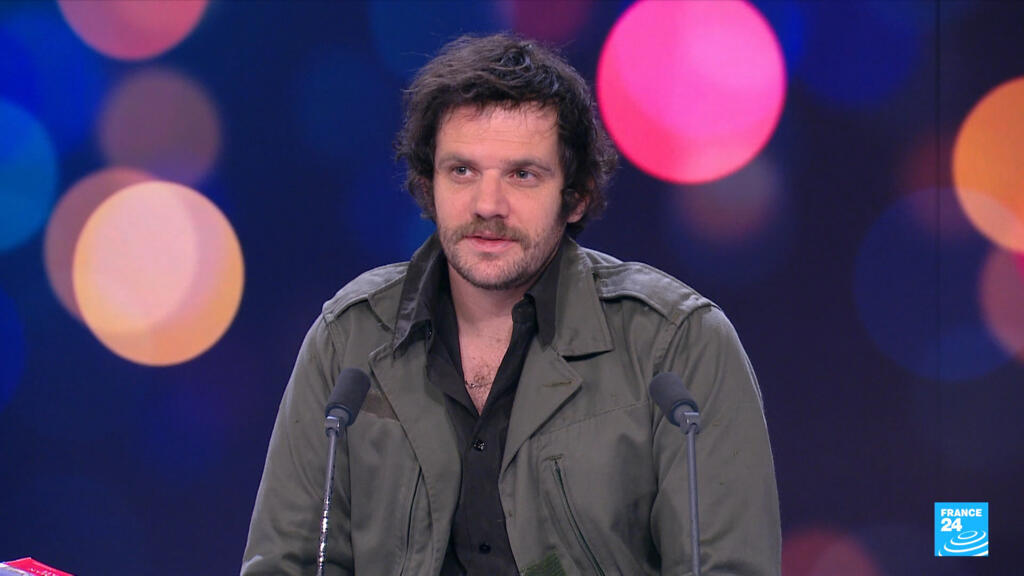 Félix Moati fait ses débuts en littérature avec son premier roman : "Voir Clair"