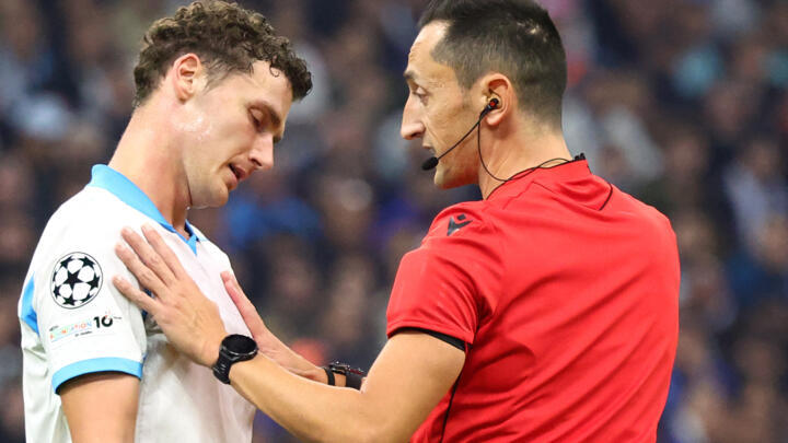 Spanish referee Jose Maria Sanchez talks to Marseille's French defender #28 Benjamin Pavard (L) during the UEFA Champions League, league phase day 4, football match between Olympique de Marseille (OM) and Atalanta Bergame at the Velodrome stadium, in Marseille on November 5, 2025.