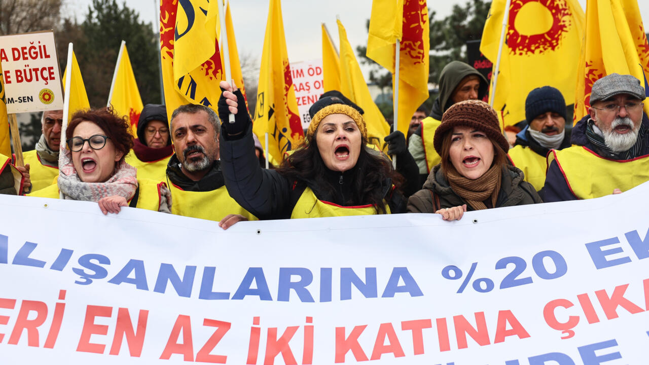 تظاهرة لموظفي الخدمة المدنية في أنقرة للمطالبة بزيادة الأجور