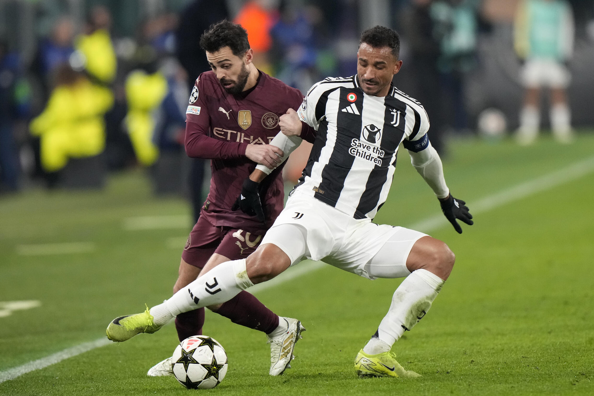 Le défenseur brésilien Danilo (à droite) opposé au joueur de Manchester City Bernardo Silva au cours d'une rencontre de Ligue des Champions, le 11 décembre 2024, à Turin.