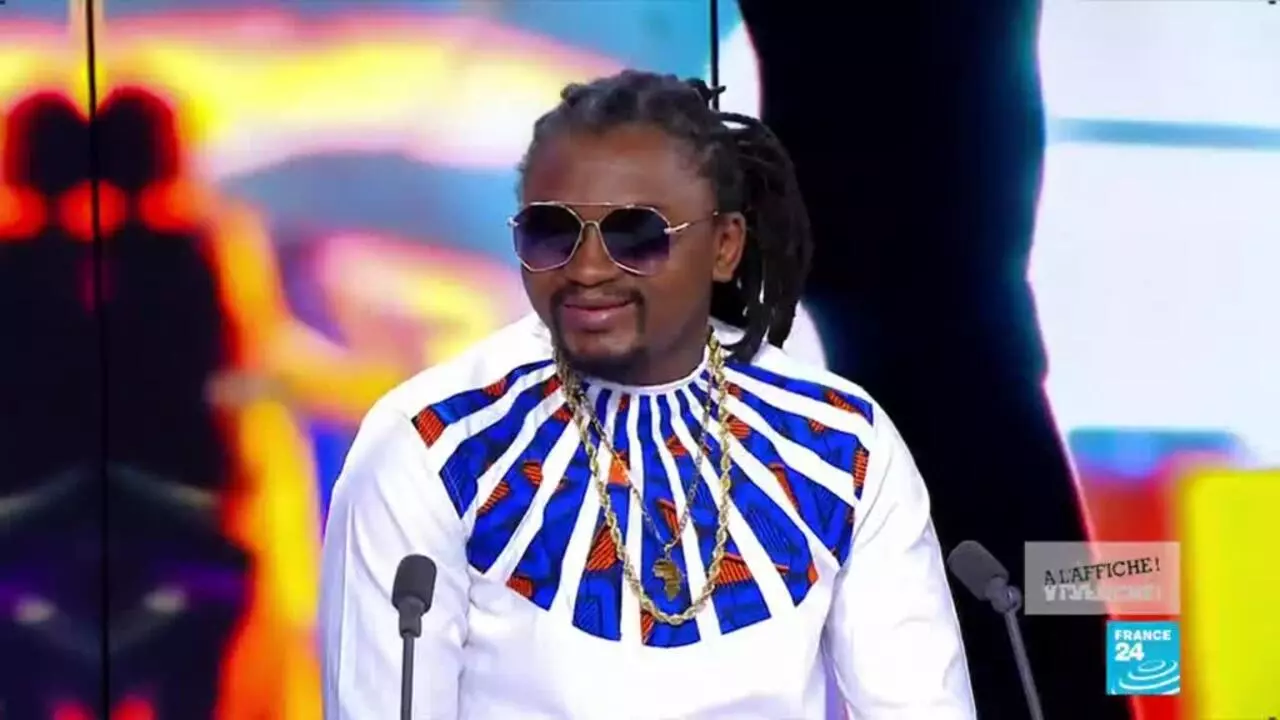 A La Rencontre D Azaya Chantre Guineen De La Nouvelle Pop Africaine France 24 Azaya, de son vrai nom mamady kamissoko, né le à kankan, dans la savane guinéenne, est un auteur compositeur, arrangeur et chanteur. a la rencontre d azaya chantre guineen de la nouvelle pop africaine