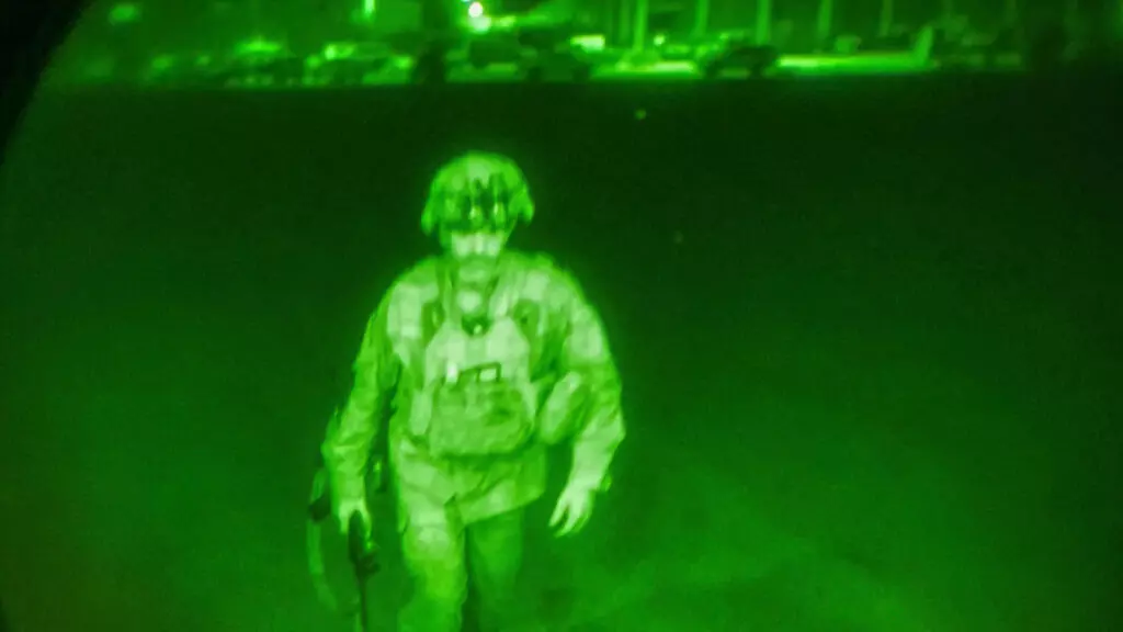 En esta imagen, tomada con un lente de visión nocturna, se ve al último militar de Estados Unidos en evacuar el aeropuerto internacional de Kabul, el 30 de agosto de 2021.