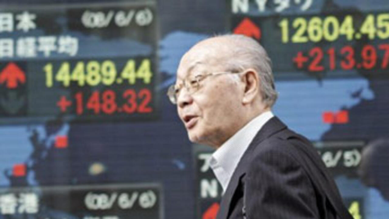 Asian stocks slump on oil price, US jobless surge