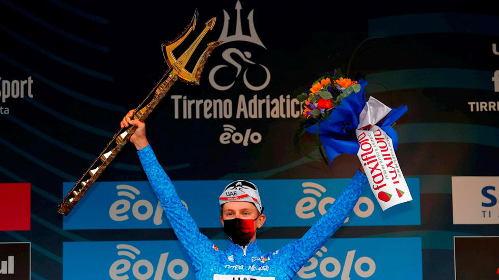 Tadej Pogacar avec le trident du vainqueur de Tirreno - Adriatico.